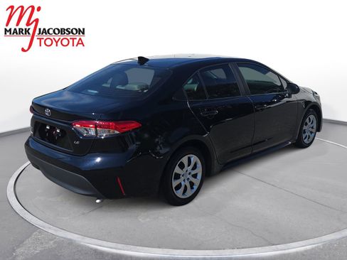 Used 2025 Toyota Corolla LE FWD image 5