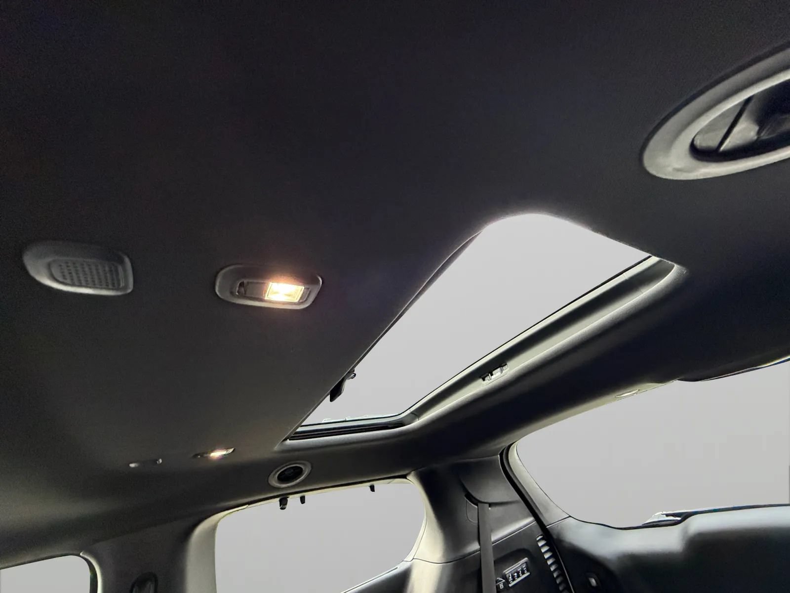 Used 2019 Chrysler Pacifica Limited w/ Advanced Safetytec Group FWD image 46