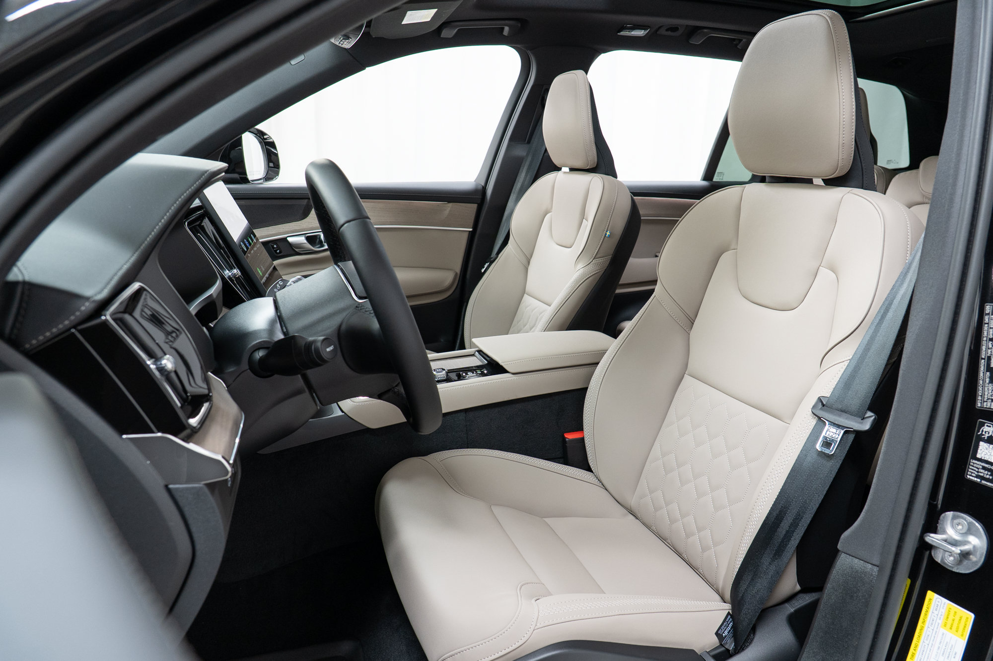 New 2026 Volvo XC90 T8 Plus w/ Protection Package Premier AWD/4WD image 13