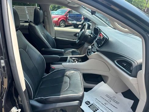 Used 2023 Chrysler Pacifica Limited FWD image 33