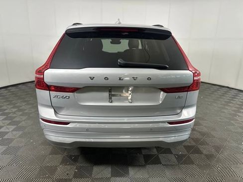 Used 2022 Volvo XC60 B5 Momentum image 4