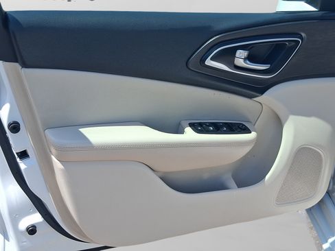 Used 2016 Chrysler 200 Limited FWD image 11