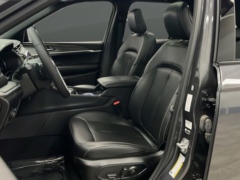 Used 2025 Jeep Grand Cherokee Limited w/ Black Appearance Package AWD/4WD image 9