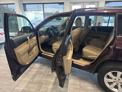 Used 2011 Toyota Highlander SE w/ Tow Pkg FWD image 23