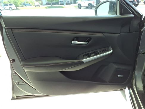 Used 2025 Nissan Sentra SR w/ SR Premium Package FWD image 4