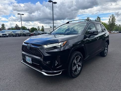 Used 2022 Toyota RAV4 SE w/ Weather & Moonroof Package AWD/4WD image 4