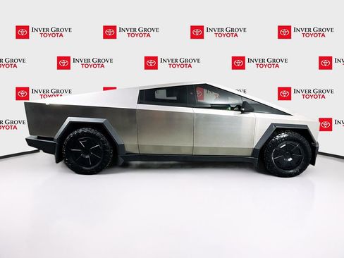 Used 2024 Tesla Cybertruck AWD Crew Cab image 4