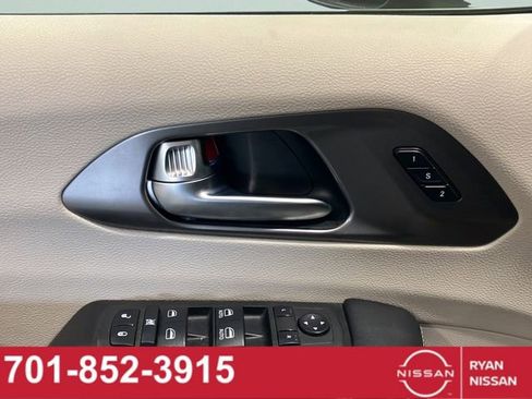 Used 2023 Chrysler Pacifica Touring-L FWD image 24