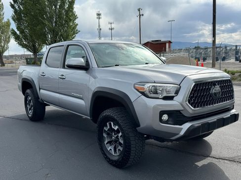 Used 2018 Toyota Tacoma TRD Off-Road AWD/4WD image 7