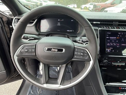 Used 2025 Jeep Grand Cherokee Altitude image 26