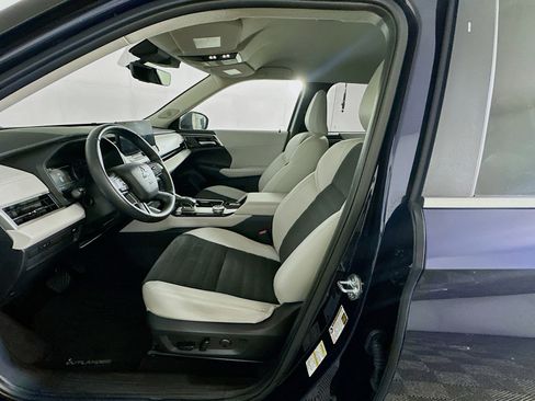 Used 2025 Mitsubishi Outlander SE image 13