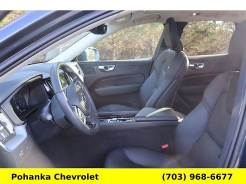 Used 2021 Volvo XC60 T5 Momentum w/ Premium Package image 24