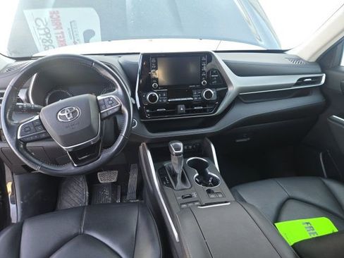 Used 2020 Toyota Highlander XLE image 12