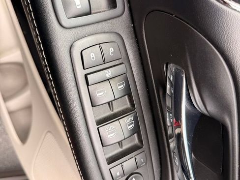Used 2019 Dodge Grand Caravan SXT FWD image 11