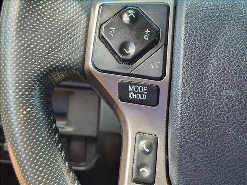 Used 2018 Toyota Tacoma SR5 AWD/4WD image 8