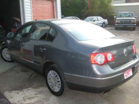 Used 2006 Volkswagen Passat Value Edition image 3