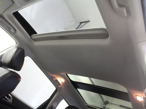 Used 2019 Nissan Pathfinder SL image 12