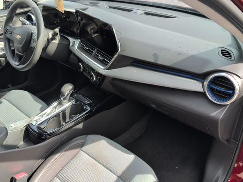 Used 2025 Chevrolet Trax LT FWD image 29
