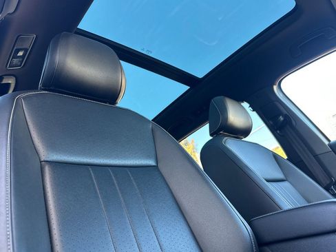 Certified 2022 Volkswagen Tiguan SE R-Line image 18