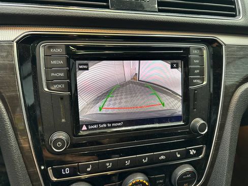 Used 2018 Volkswagen Passat 2.0T SE FWD image 29