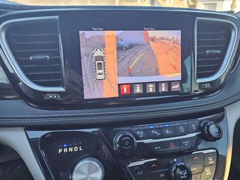 Used 2023 Chrysler Pacifica Limited w/ Uconnect Theater Family Group image 33