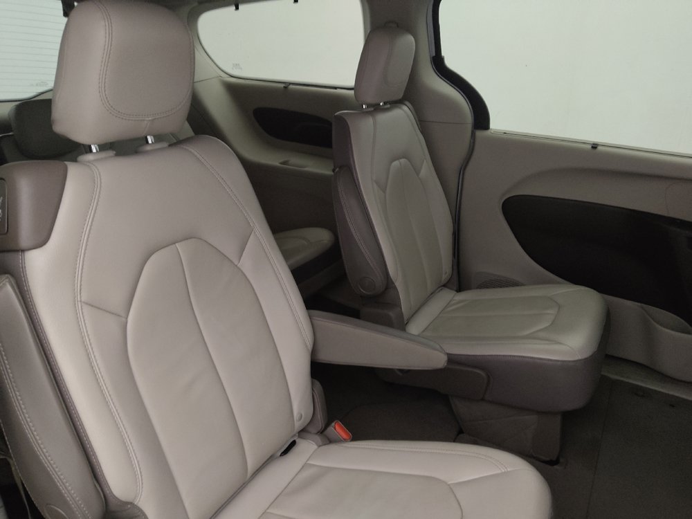 Used 2017 Chrysler Pacifica Touring-L FWD image 19