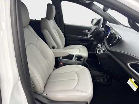 New 2026 Chrysler Pacifica Select FWD image 26