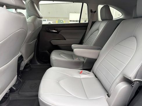 Used 2023 Toyota Highlander XLE FWD image 13