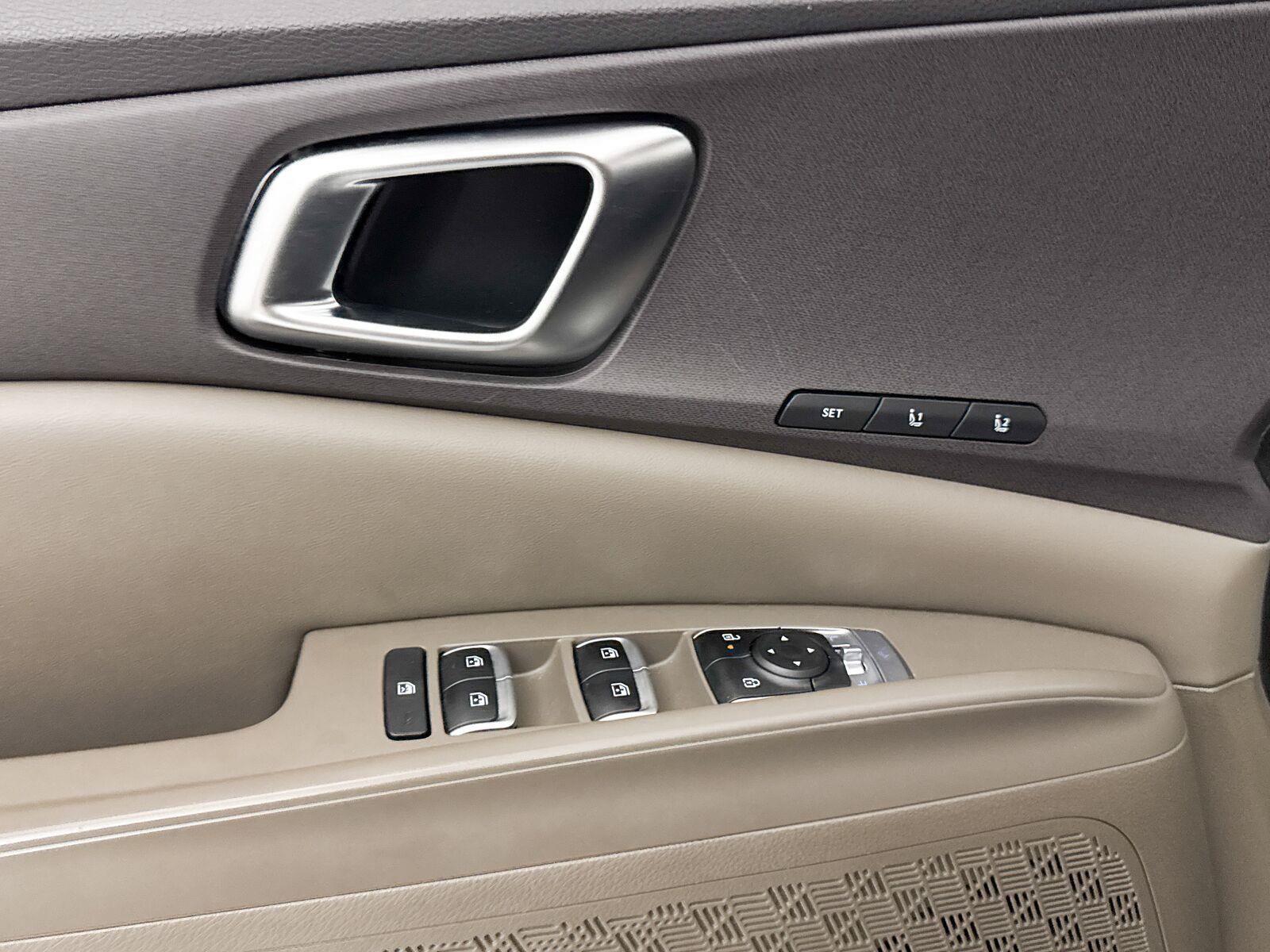 Used 2025 Kia Carnival EX FWD image 30