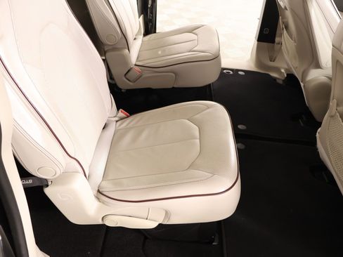 Used 2017 Chrysler Pacifica Limited w/ Tire & Wheel Group image 16