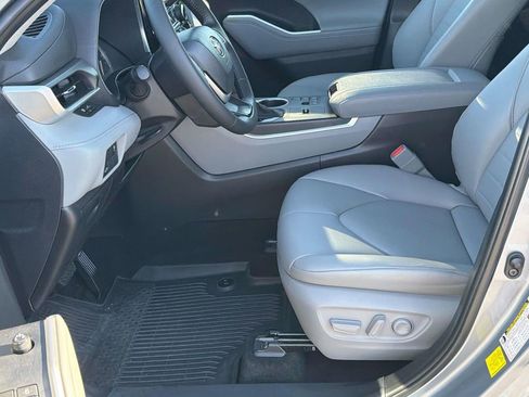 Used 2024 Toyota Highlander XLE FWD image 27