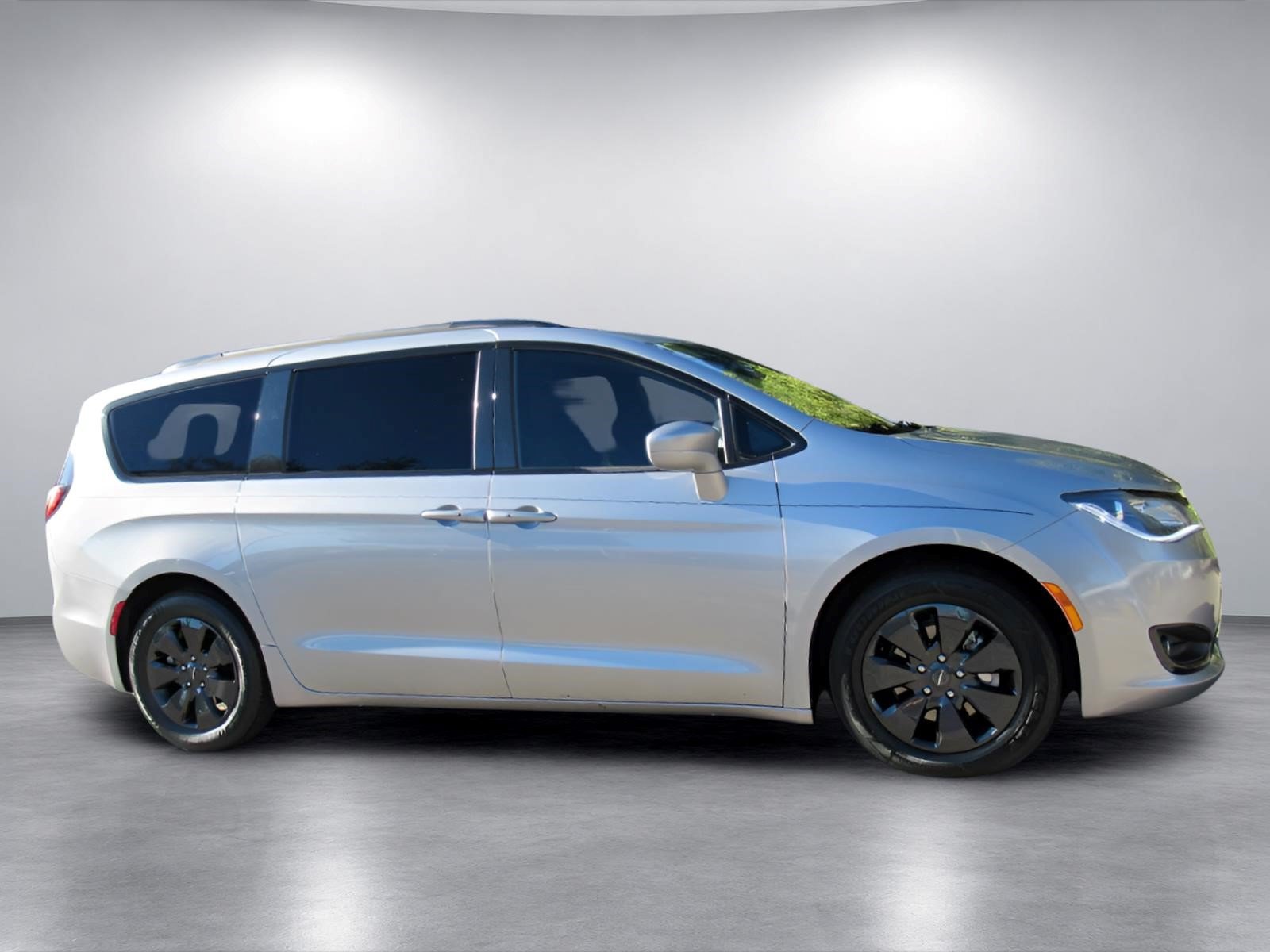 Used 2019 Chrysler Pacifica Touring-L w/ S Appearance Package FWD image 2