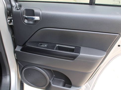 Used 2017 Jeep Patriot Latitude FWD image 9