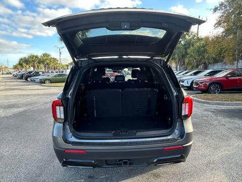 Used 2025 Ford Explorer ST-Line w/ ST-Line Street Pack image 11
