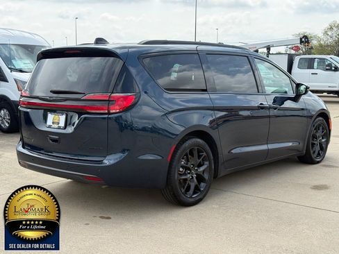 Used 2025 Chrysler Pacifica Limited FWD image 5