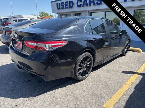 Used 2020 Toyota Camry SE image 3