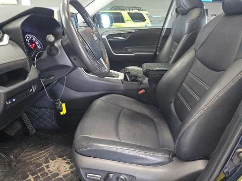 Used 2019 Toyota RAV4 XLE Premium FWD image 5
