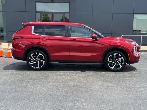 Used 2023 Mitsubishi Outlander SE FWD image 2
