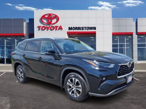 Certified 2023 Toyota Highlander XLE AWD/4WD image 1