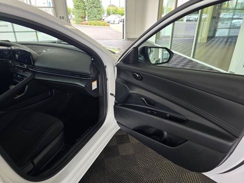 Used 2025 Hyundai Elantra SEL FWD image 39