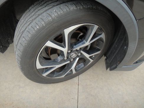 Used 2018 Toyota C-HR XLE image 18