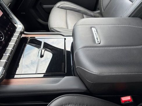 Used 2025 GMC Yukon XL Denali AWD/4WD image 25