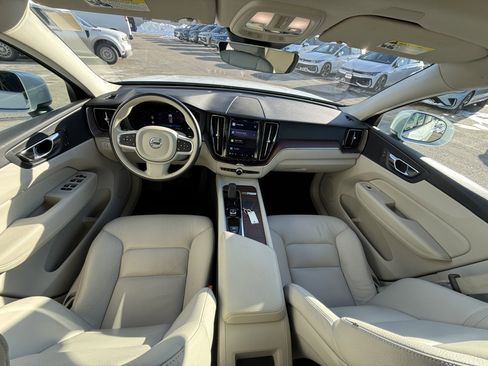 Used 2022 Volvo XC60 B5 Momentum w/ Climate Package image 9