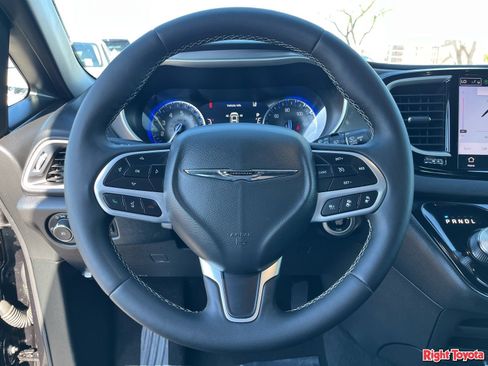 Used 2025 Chrysler Pacifica Select FWD image 21