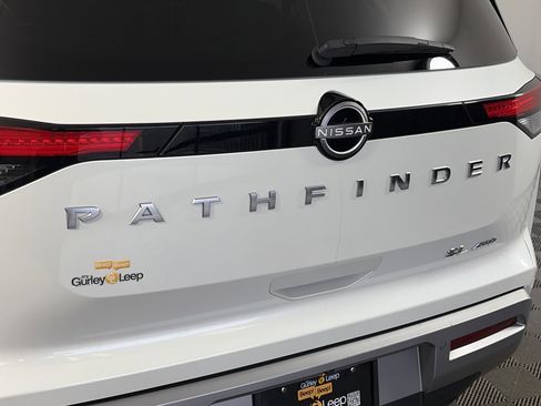 Certified 2023 Nissan Pathfinder SL w/ Lighting Package (N92) image 17