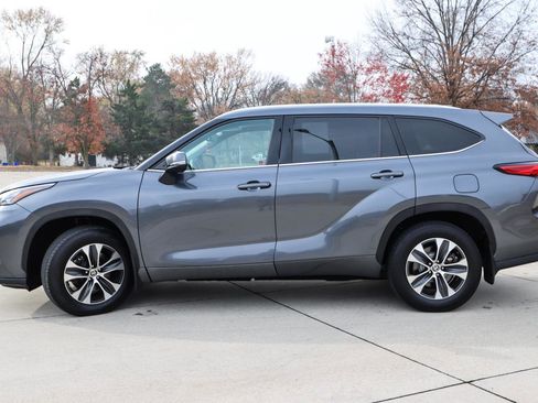 Used 2020 Toyota Highlander XLE image 4