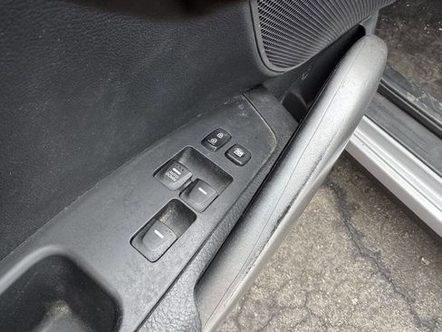 Used 2017 Hyundai Veloster Value Edition image 7