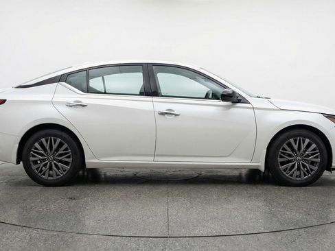 Used 2025 Nissan Altima 2.5 SV FWD image 11