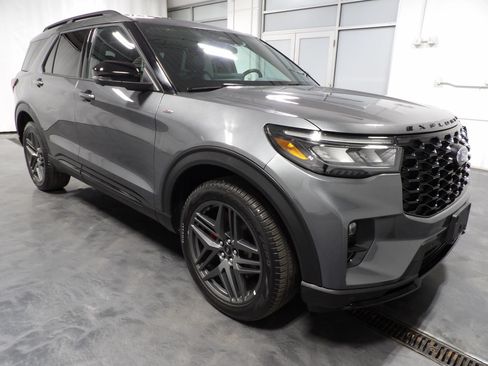 Used 2025 Ford Explorer ST-Line w/ ST-Line Street Pack AWD/4WD image 2