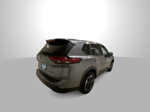 Used 2024 Nissan Rogue SV image 8